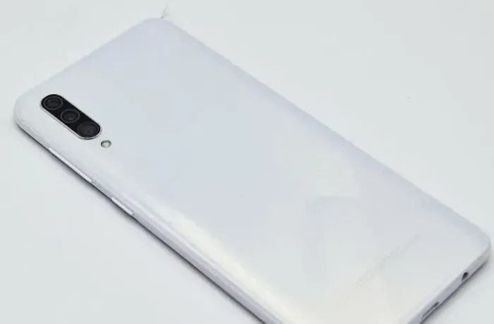 Celular Samsung A30S com 64 GB/4 GB RAM sem detalhes ou marcas de uso.
