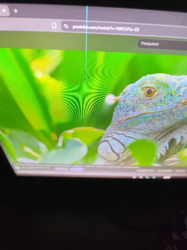 vendo Monitores Uma tv monitor e um monitor com risco na tela