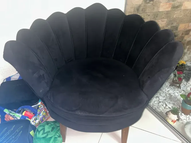 Duas poltronas pretas em formato de pétala