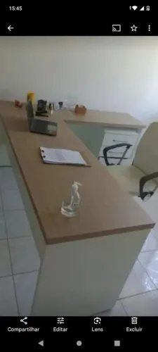 Vende se uma mesa de escritório.