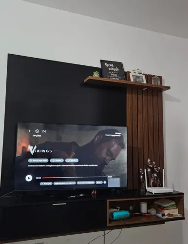 PAINEL PARA TV EM EXELENTE ESTADO 1 ANO DE USO
