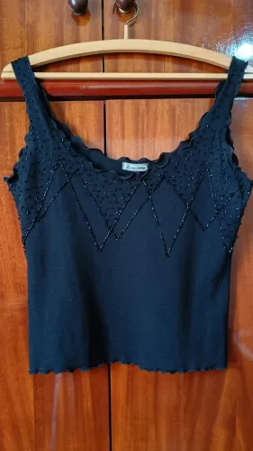 BLUSINHA REGATA EM CREPE BORDADA 