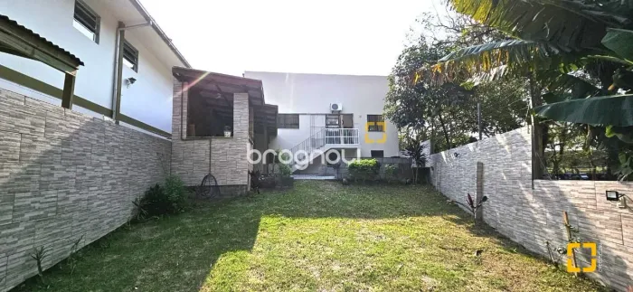 Casa 3 quartos, suíte, 4 banheiros Próximo UFSC