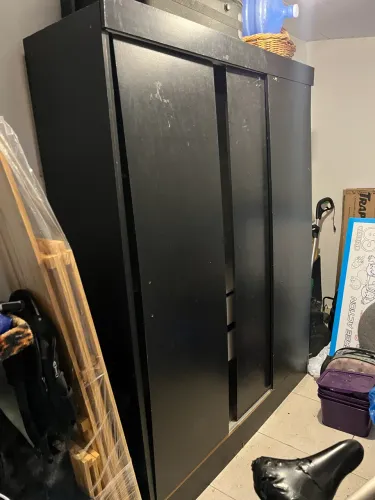 Guarda roupa preto 3 portas de correr