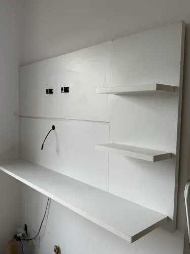 PAINEL PARA TV BRANCO COM PRATELEIRAS - BOM ESTADO