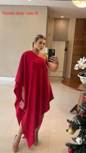 Vestido Dimy vermelho possui um design assimétrico de um ombro só e é tubinho por dentro.