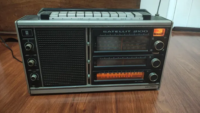 Rádio Satellit 2100 Grundig / Alemão