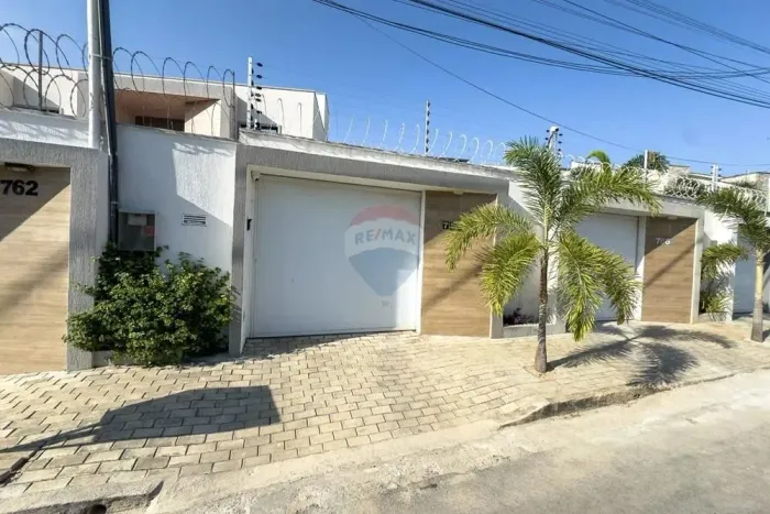 EXCELENTE CASA DUPLEX EM RUA PÚBLICA