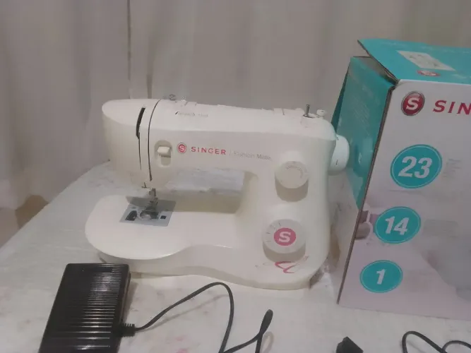Vende-se uma máquina de costura semi-nova.