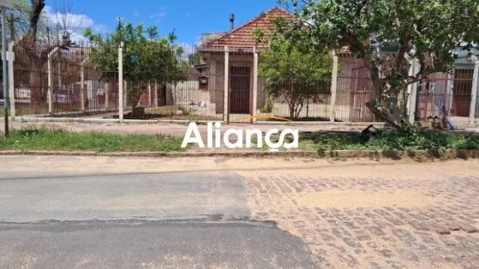 Casa residencial de esquina com 3 dormitorios para alugar no bairro Navegantes em Porto Al