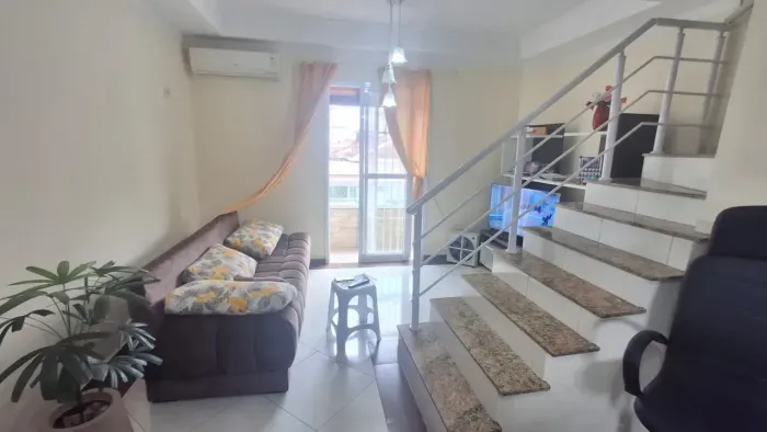 Sobrado individual triplex mobiliado, 2 dormitórios sendo 1 suíte, churrasqueira a carvão 