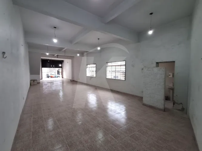 Salão comercial com 1 banheiro, porta de aço e 1 vaga de garagem