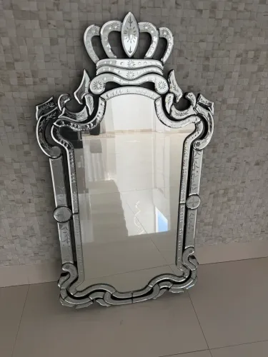 Espelho Veneziano com Coroa - Elegância e Sofisticação
