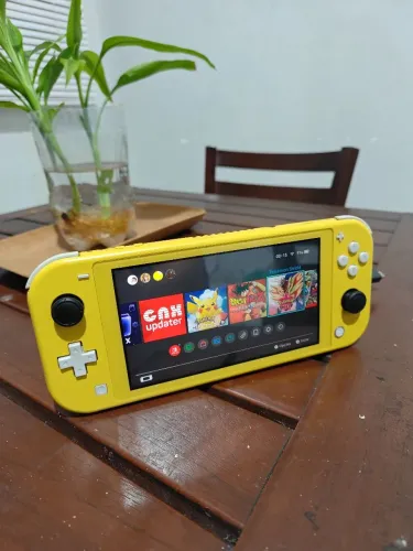 Nintendo Switch Lite em EXCELENTE estado de conservação. SD 128gb e acompanha lojinha.