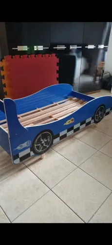 Cama de carrinho infantil azul com colchão