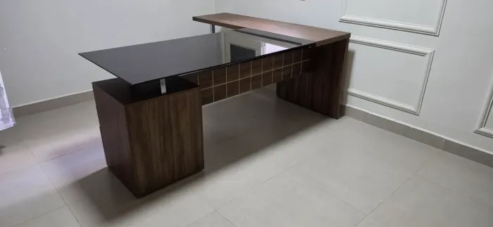 Mesa de escritório Cadema, com 3 gavetas e tampo de vidro