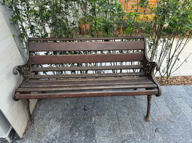 Banco de jardim de madeira e ferro