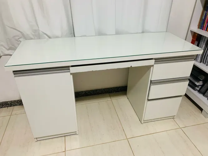 Mesa de escritório / estudos - Tampo de vidro