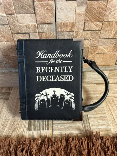bolsa formato livro inspirada beetlejuice