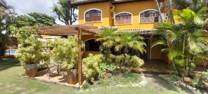 Alugo casa mobiliada com 3 suítes, em condomínio, a 50 m da Praia de Vilas do Atlântico