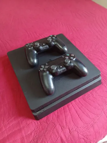 PlayStation 4, 1 TB de memória e 2 controles.