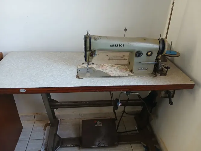 Máquina reta industrial.