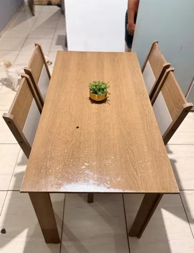 Vendo Mesa de jantar retangular de 4 cadeiras- de 1.38m por 78cm