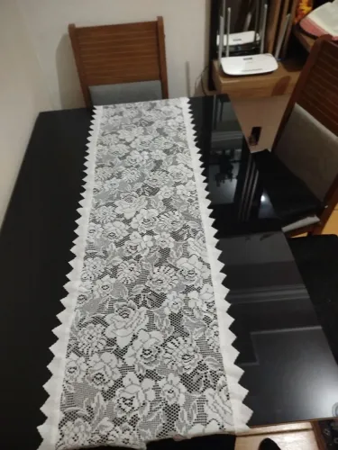 Mesa de jantar 4 cadeiras , muito conservada sem nenhum arranhado no vidro.