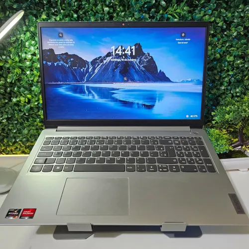 Notebook Lenovo Ryzen 5 7520U/ 8GB RAM/ SSD 512GB/ Placa de vídeo AMD/ Bateria Boa