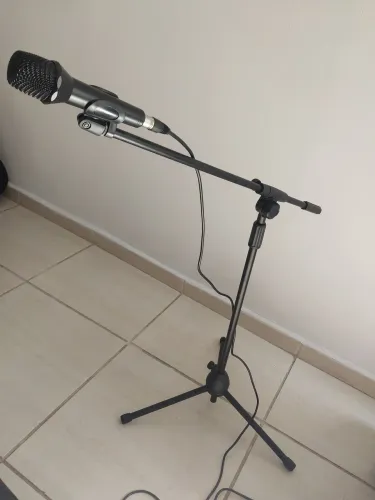 Microfone e pedestal 140 reais