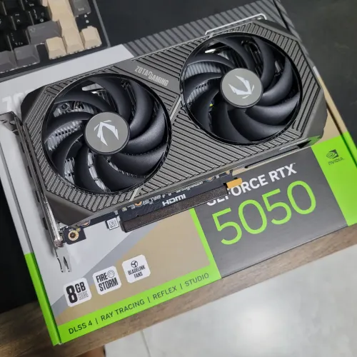 RTX 5050 NOVA, ABERTA APNEAS PARA TESTAR E GUARDADA EM RESPECTIVA CAIXA APÓS TESTE 