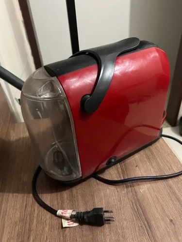 Vendo cafeteira TRES 3 Corações para cápsulas, na cor vermelha