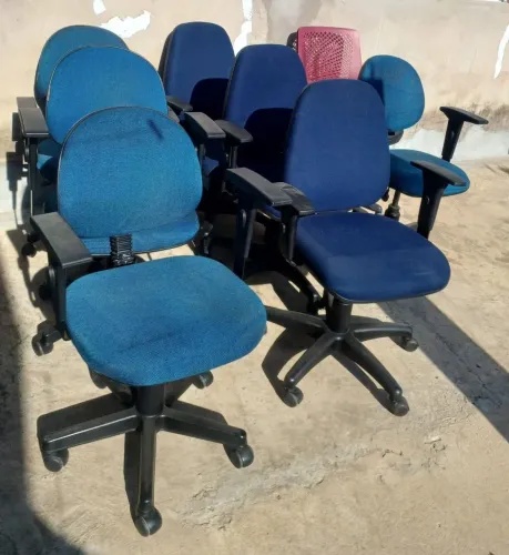 Vendo cadeiras mesa de escritório interessado chama no WhatsApp *