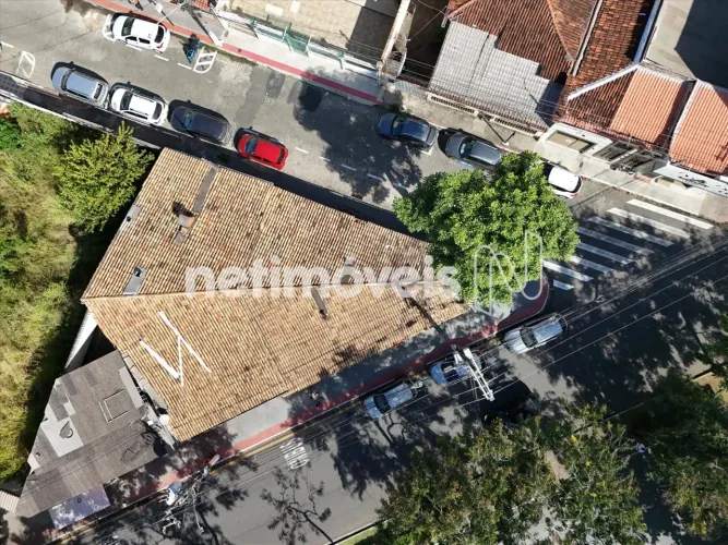 Imóvel Comercial 300m²; de Esquina com Localização Estratégica em Jardim Camburi