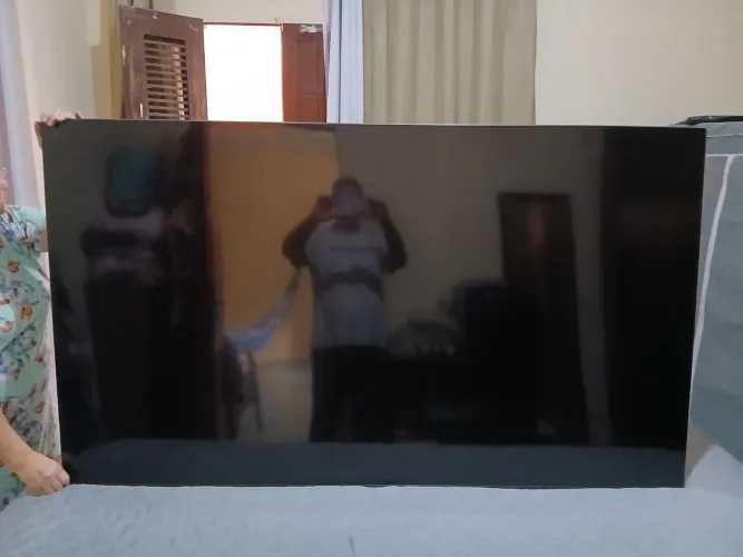 Tv 75 polegadas, comprada de empresa de seguro . Nova zero.A tela não acende.