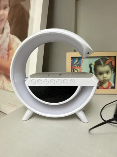 vende-se uma Luminária Lua LED com Relógio Digital e Carregador por Indução