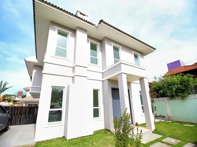 Linda residência, 4 dormitórios ( sendo 3 suítes ) e escritório ( reversível )