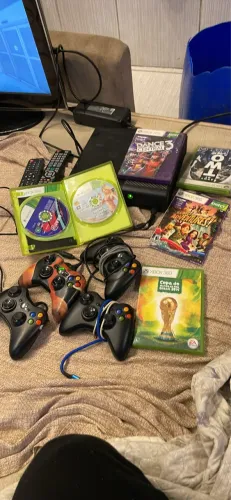 Xbox 360 + 4 Controles (2 nao usb ) 2 Funcionando Perfeito