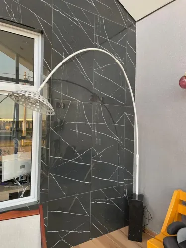 Abajur de chão com base de granito