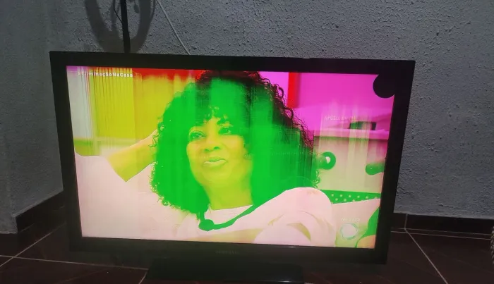 TV 40 polegadas para consertar ou retirar peças, leia o anúncio.