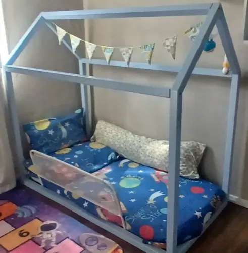 Cama infantil casinha. Vai com colchão e alguns lençóis