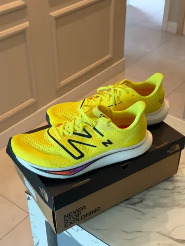 Tênis New Balance Fuelcell Rebel V3 Amarelo