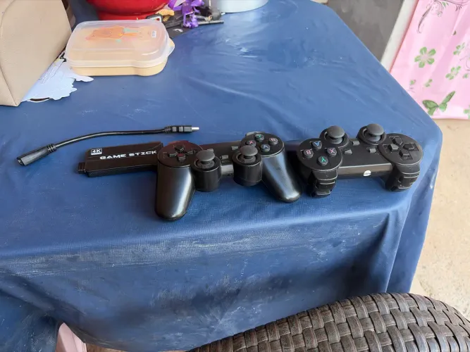 Um gamestick de 64 gb dois controles vários jogos retrô para diversão e etc?