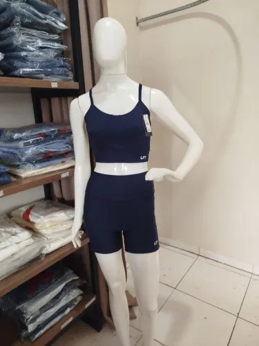 Vendo 2 manequins femininos de loja, na cor branca, em ótimo estado de conservação.