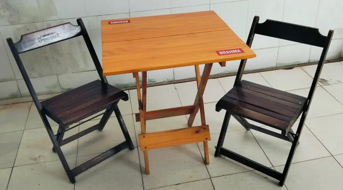 Mesa com 2 cadeiras 