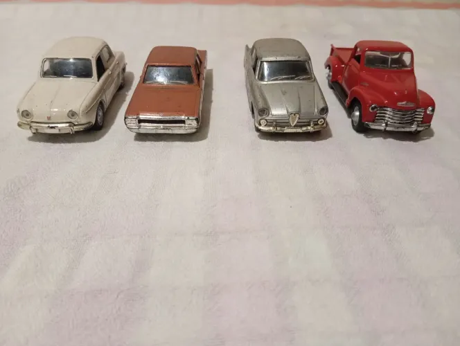 Vendo carrinhos de coleçao maisto