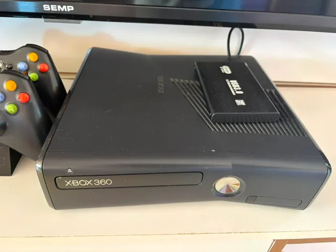 Xbox 360 Slim - Destravado e com 80 jogos