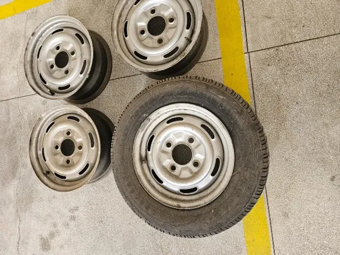 4 Rodas de Brasilia Fusca Variant com um pneu bom 185/70R14