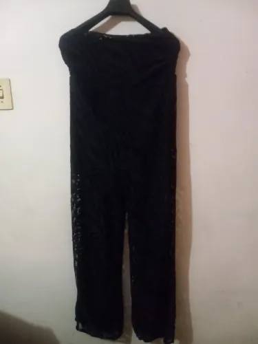 Vendo esse macacão de renda novo.