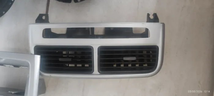 Vende -se dois alto falante JBL, um difusor e uma moldura  e um rádio MP3 , do Fiat Punto 